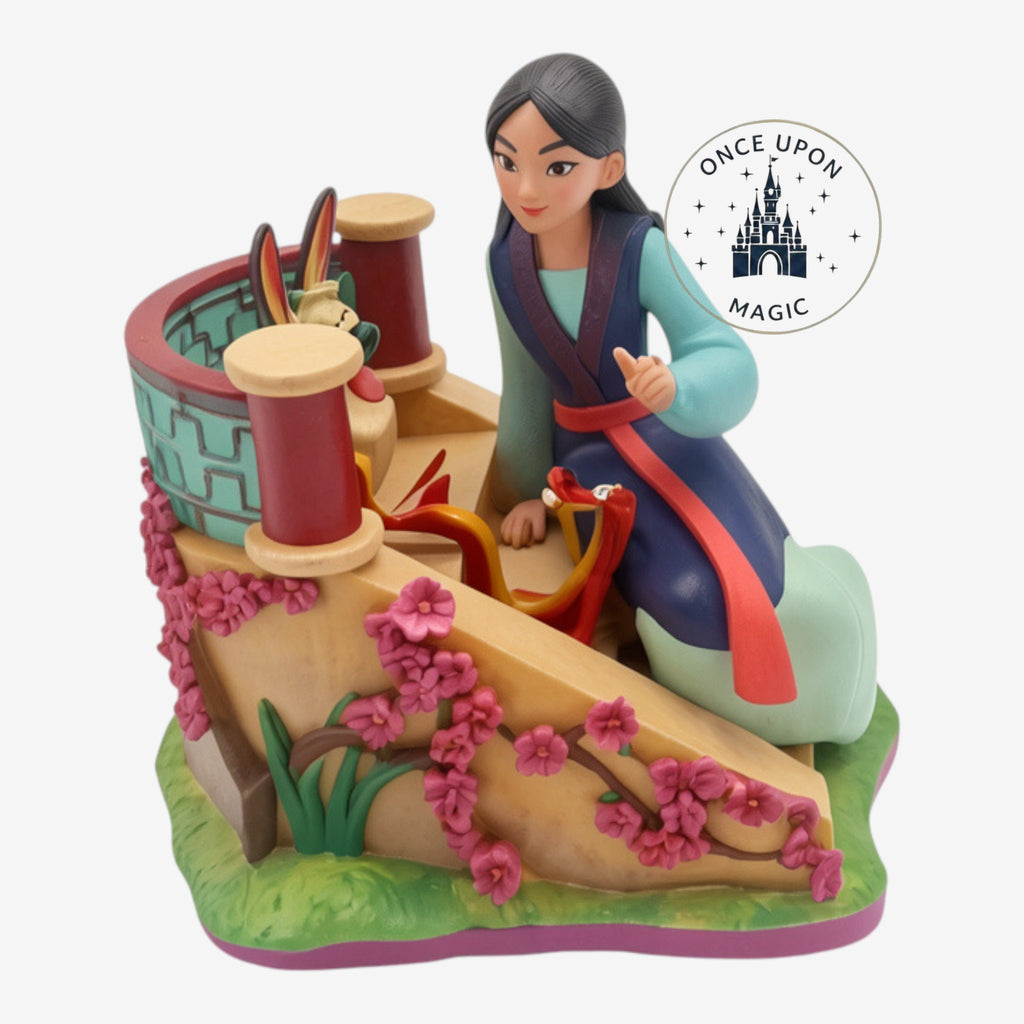 Figurine de collection Once Upon Magic représentant Mulan avec Mushu et Petit Frère, décorée de fleurs de cerisier.