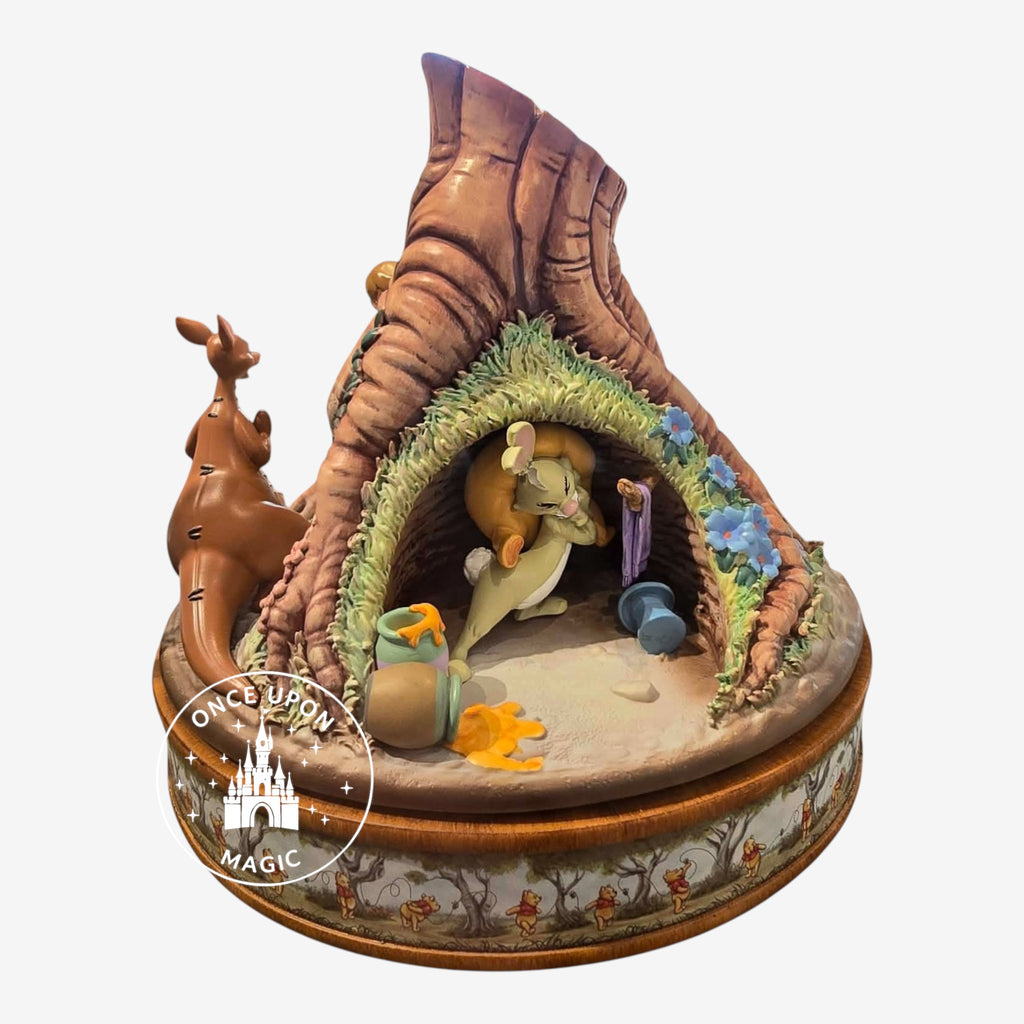 Figurine musicale 60e anniversaire Winnie l'Ourson Disneyland Paris en résine, scène culte avec Winnie coincé dans un arbre, Porcinet, Coco Lapin et Jean-Christophe.