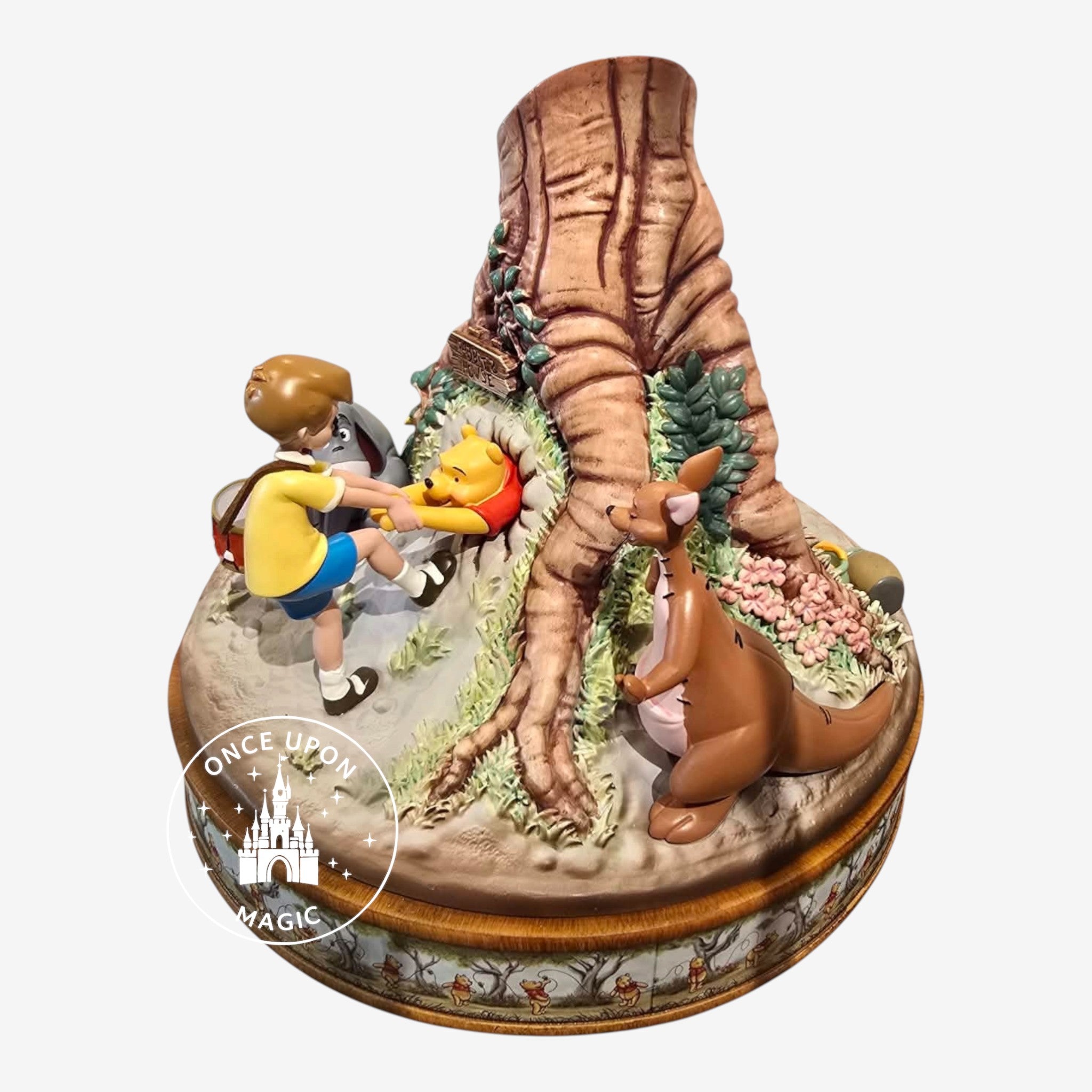 Figurine musicale 60e anniversaire Winnie l'Ourson Disneyland Paris en résine, avec Winnie, Porcinet, Jean-Christophe et Coco Lapin. Once Upon Magic.