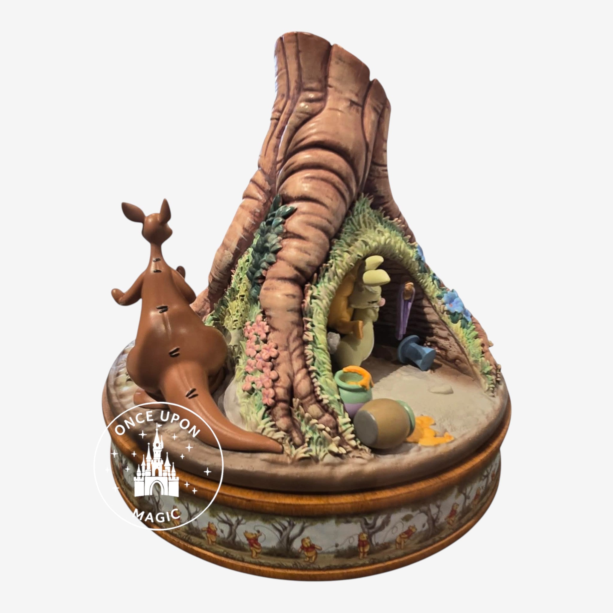 Figurine musicale Once Upon Magic Winnie l'Ourson coincé dans un arbre, avec Porcinet, Coco Lapin et Jean-Christophe. Résine.