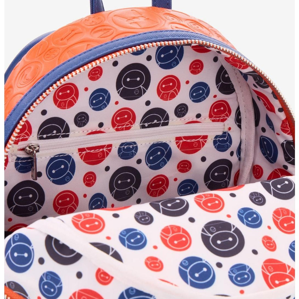 Intérieur du mini sac Loungefly Baymax avec doublure imprimée et poche zippée