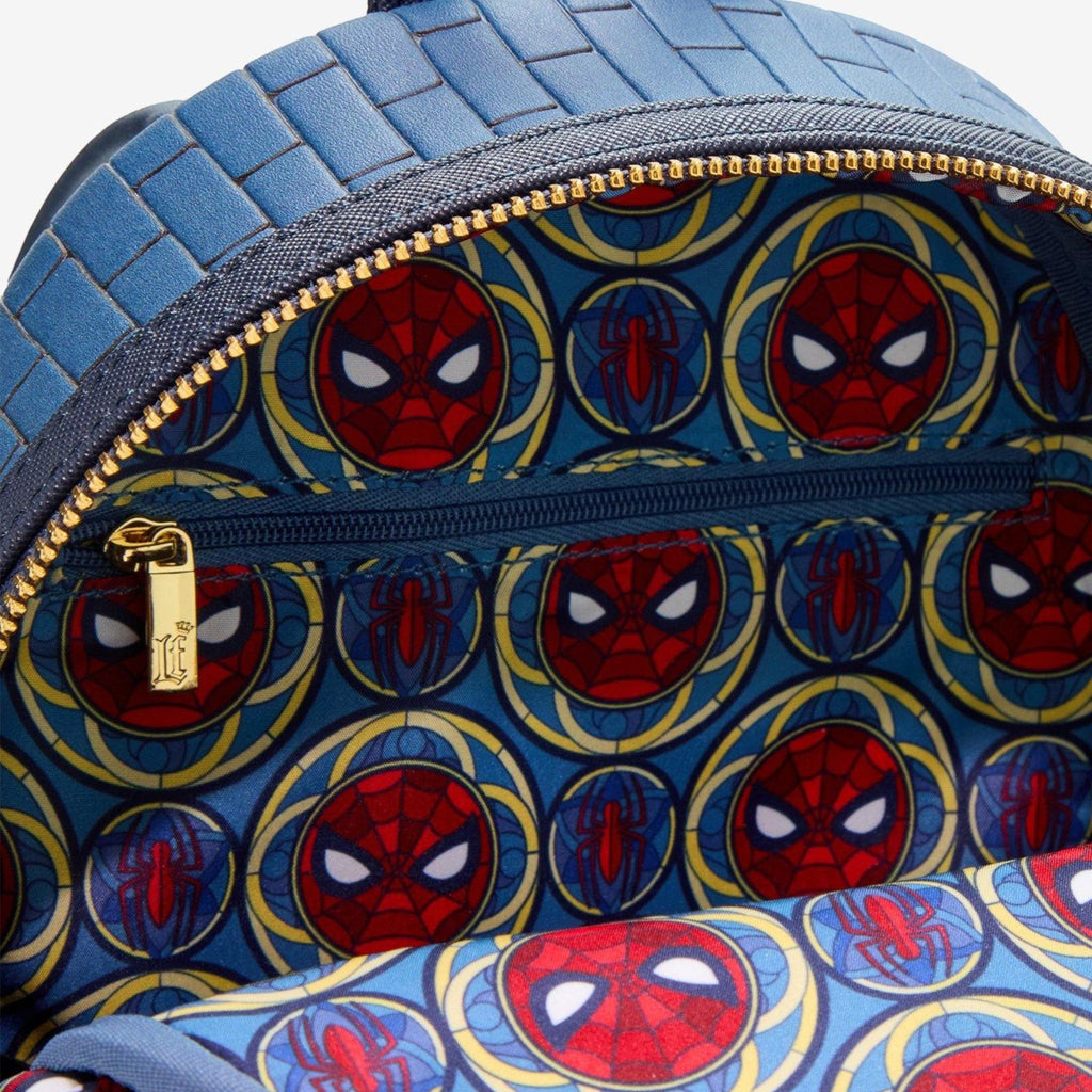 Intérieur du mini sac Loungefly Spider-Man avec doublure motif vitrail
