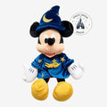 Peluche Mickey Sorcier Fantasia Once Upon Magic, robe bleue satinée ornée d'étoiles dorées et chapeau assorti.