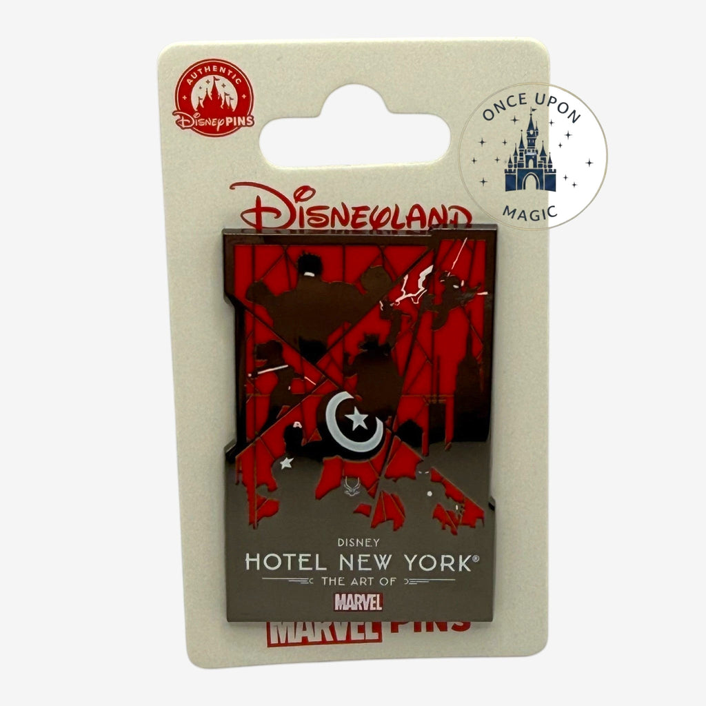 Pin Marvel Once Upon Magic exclusif Disney Hotel New York avec silhouettes de super-héros sur fond rouge