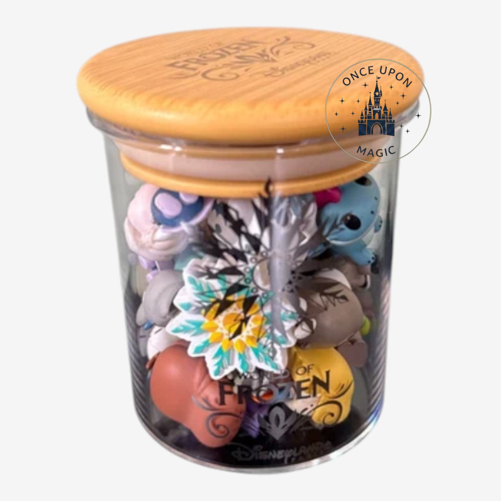 Pot surprise Once Upon Magic avec mini figurines La Reine des Neiges, couvercle jaune et logo World of Frozen.