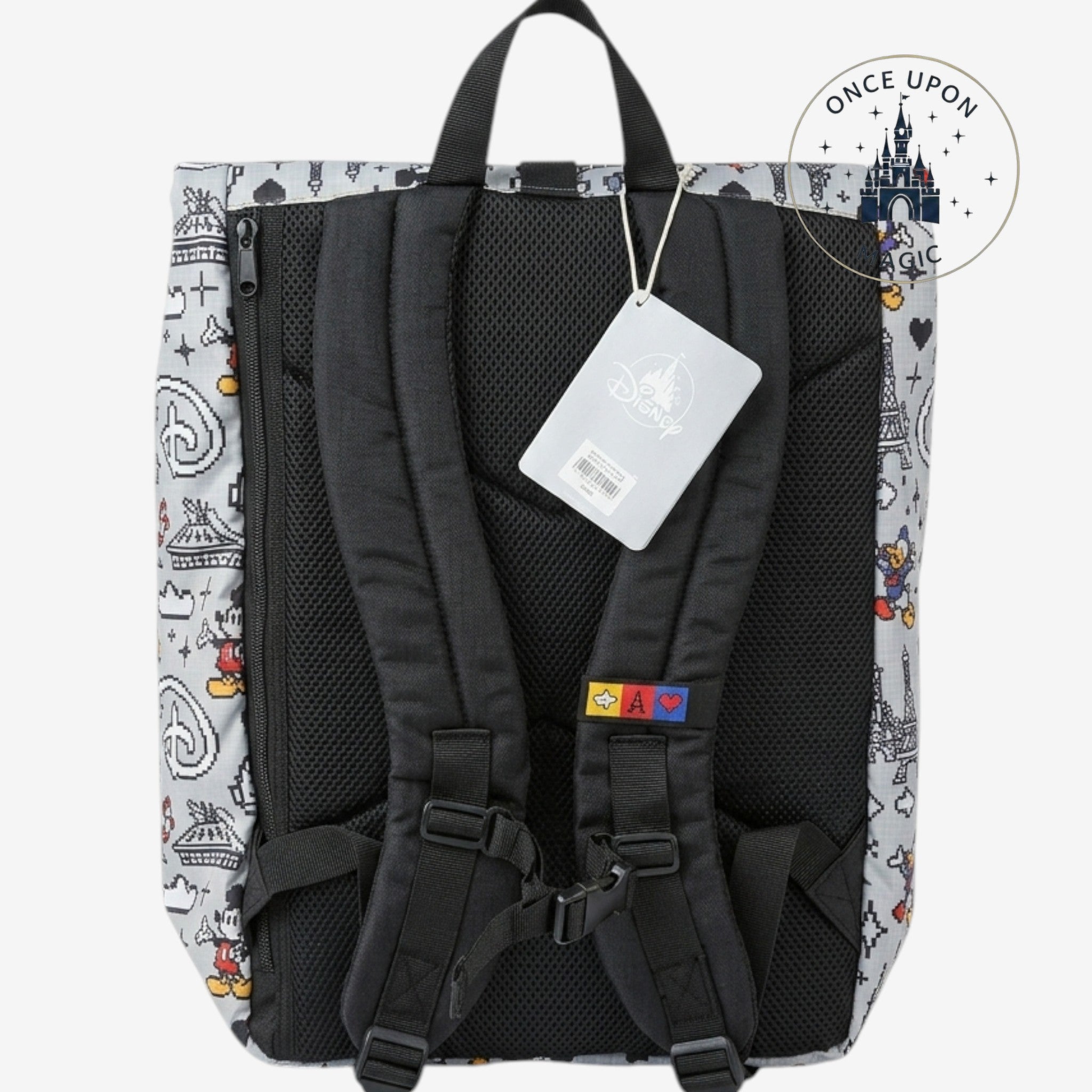 Sac à dos gris et blanc avec motifs pixel art de Mickey, Donald et la Tour Eiffel, par Once Upon Magic.