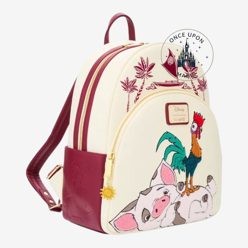 Mini sac à dos Once Upon Magic en similicuir crème avec Hei Hei et Pua de Vaiana, accents bordeaux, pendentif soleil.