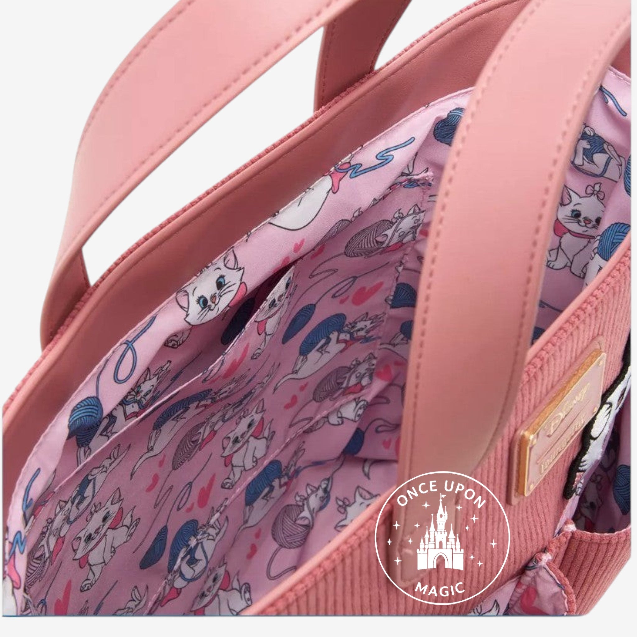Sac tote rose poudré Once Upon Magic, en velours côtelé, avec doublure imprimée Marie des Aristochats et pelotes de laine.