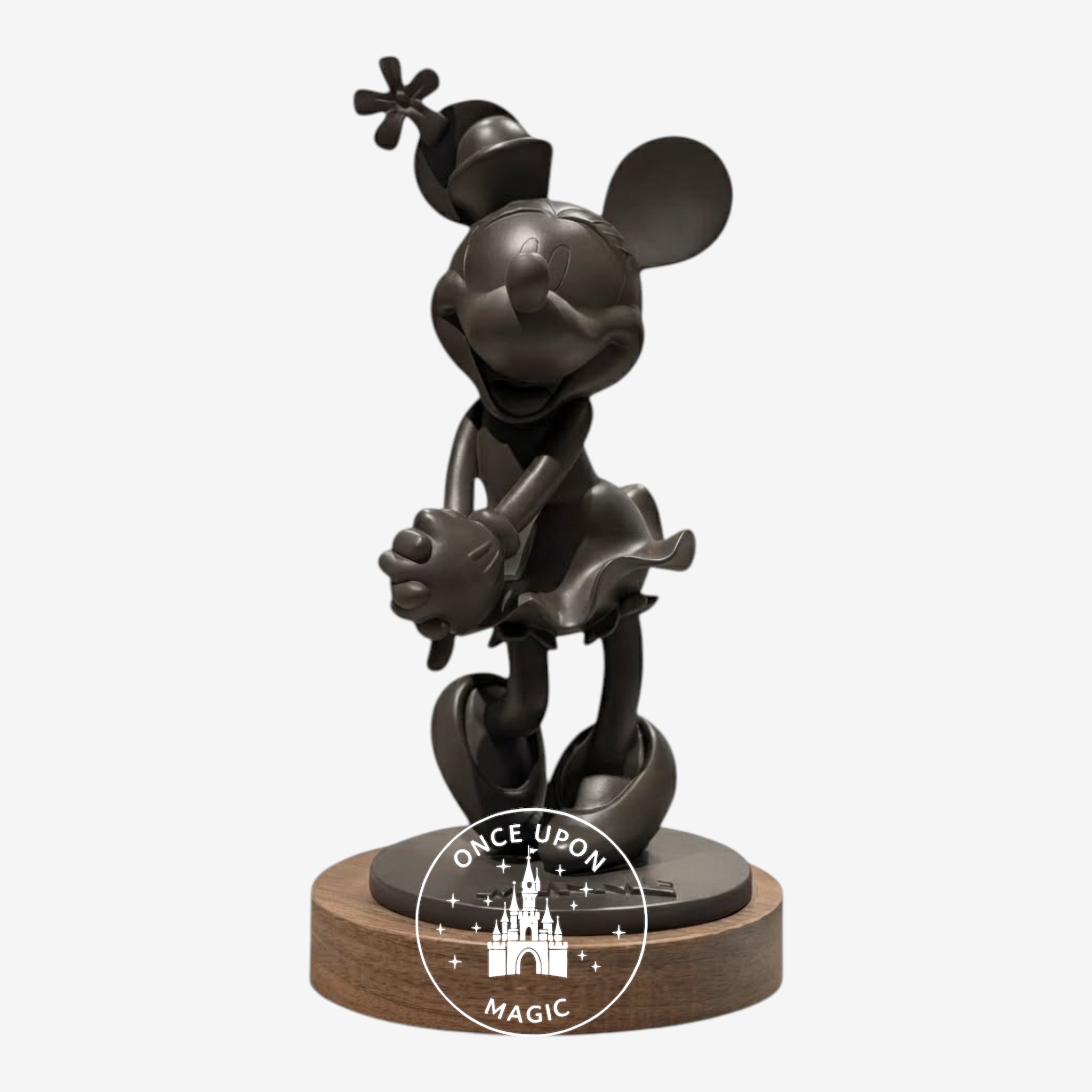 Statue décorative Once Upon Magic de Minnie Mouse en finition noir mat sur un socle rond effet bois, style moderne.