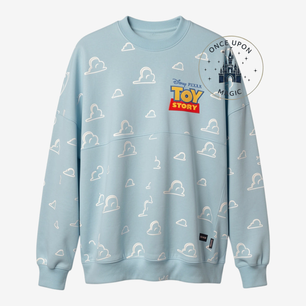 Sweatshirt unisexe bleu ciel Once Upon Magic avec motif nuages et logo Toy Story, inspiré des tenues de baseball.