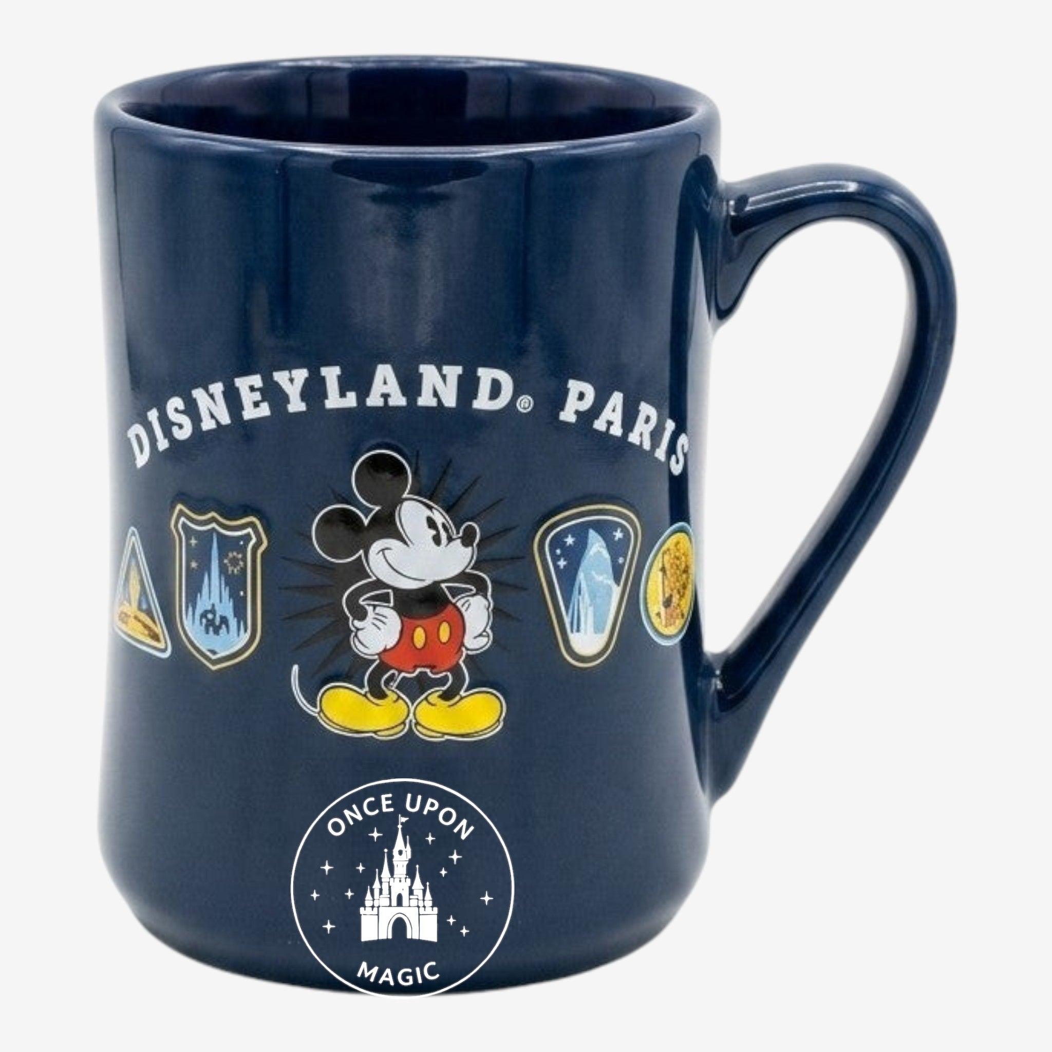 Tasse Disneyland Paris bleu marine en céramique avec Mickey Mouse et vignettes d'attractions. Once Upon Magic.