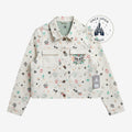Veste en jean écrue Once Upon Magic avec imprimés Roi Lion, poches poitrine et broderie Simba sur la poche gauche.