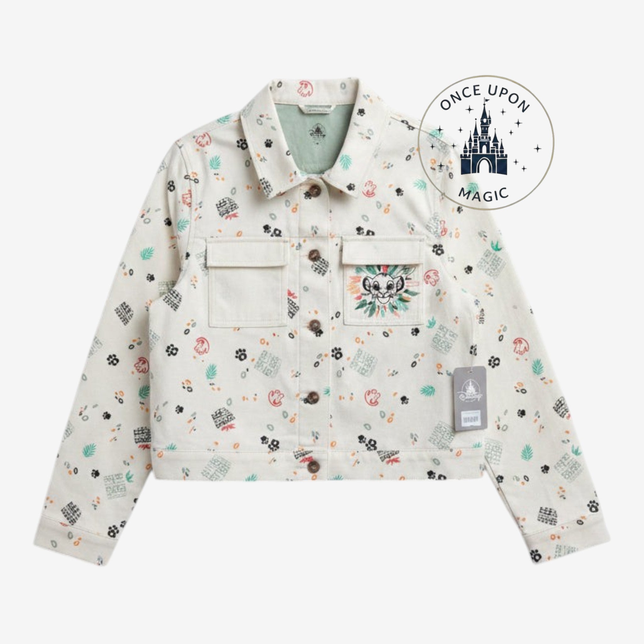 Veste en jean écrue Once Upon Magic avec imprimés Roi Lion, poches poitrine et broderie Simba sur la poche gauche.