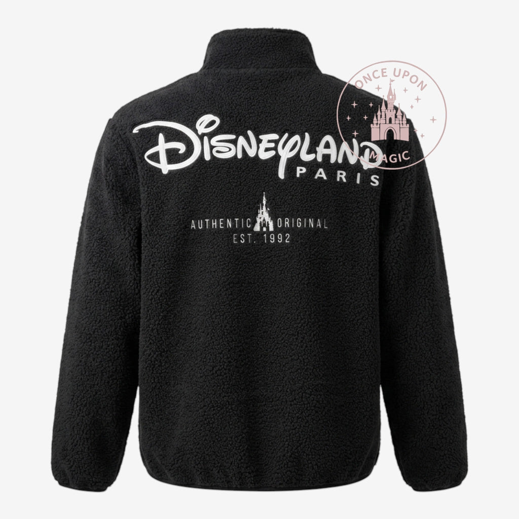 Veste polaire noire officielle Disneyland Paris avec logo brodé et château. 100% polyester.