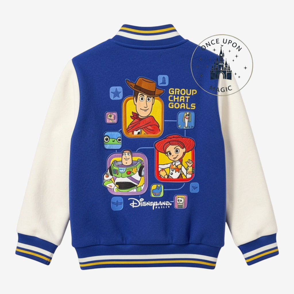 Veste universitaire bleue et crème pour enfant Once Upon Magic avec Woody, Buzz et Jessie de Toy Story 5. Manches longues, rayures sur le col et les poignets.