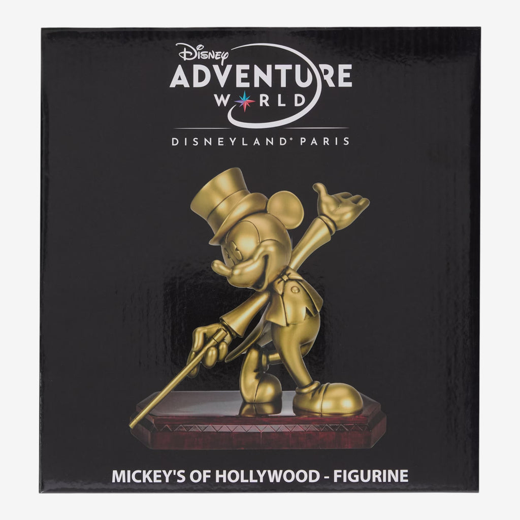 Figurine dorée de Mickey Mouse en costume de maître de cérémonie, portant un haut-de-forme et tenant une canne, sur un socle effet bois verni. Réplique officielle Disneyland Paris.