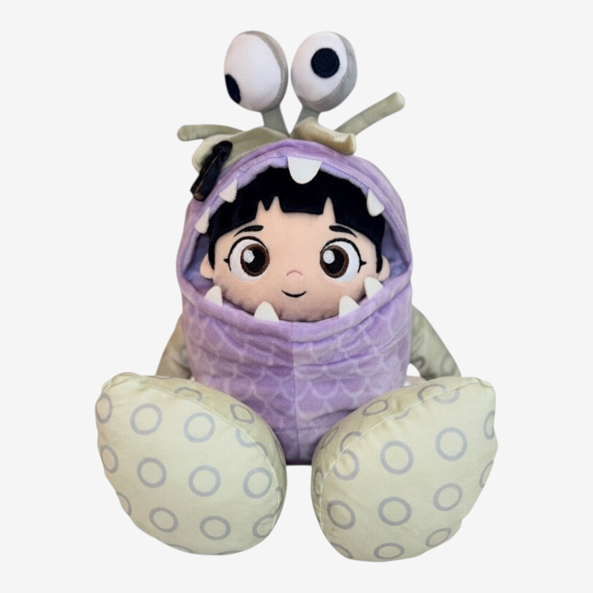 Peluche Boo Big Feet Once Upon Magic en costume de monstre violet avec de grands pieds, personnage de Monstres & Cie.