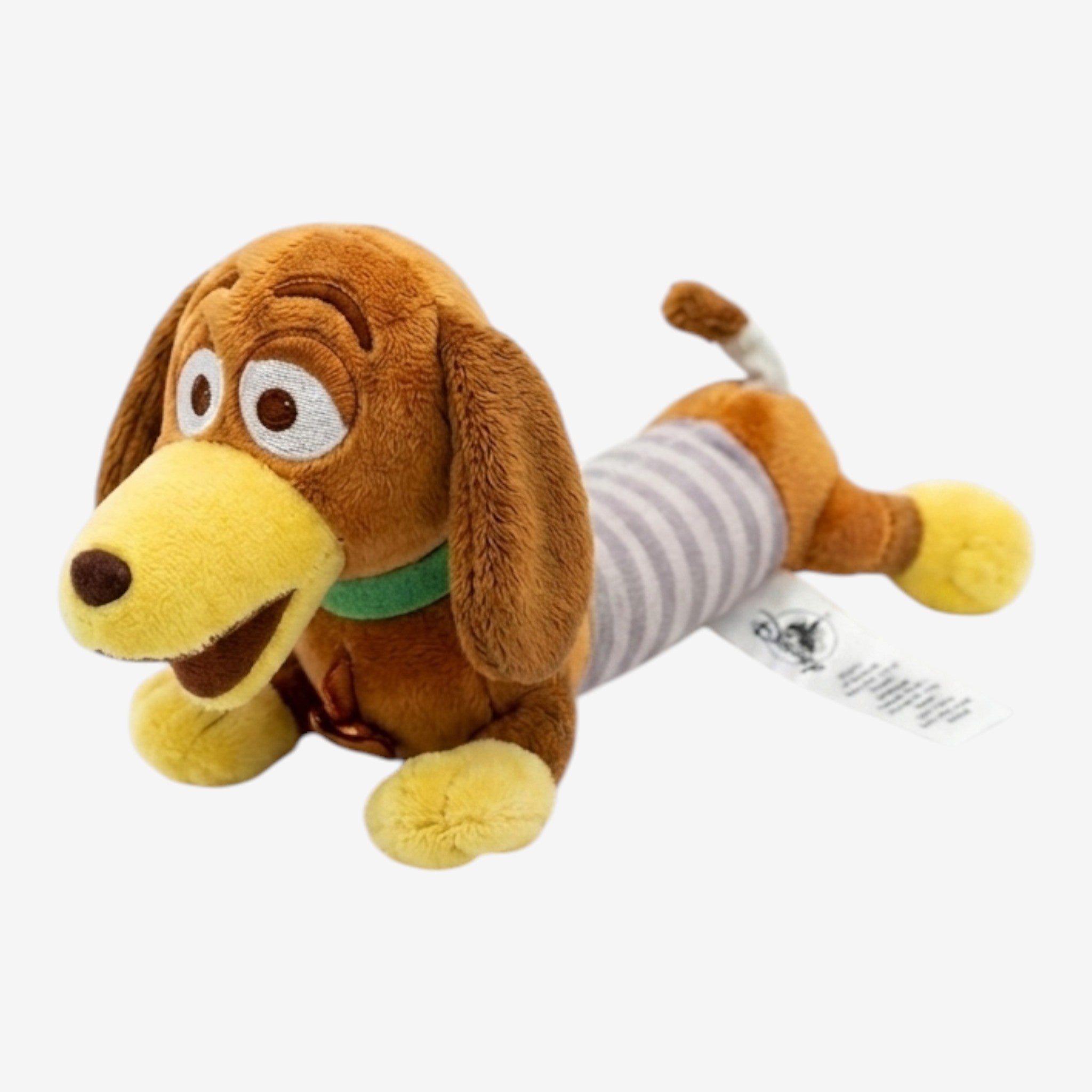 Peluche Slinky Dog marron avec un collier vert et un corps rayé gris et blanc, par Once Upon Magic.