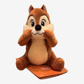 Peluche écureuil marron et beige Tic de Disney, avec ses mains sur les joues, assise sur une étiquette orange.