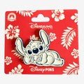 Pin's Stitch Allongé de la collection Hawaï de Disneyland Paris, avec Stitch couché entouré de fleurs d'hibiscus sur fond rouge.