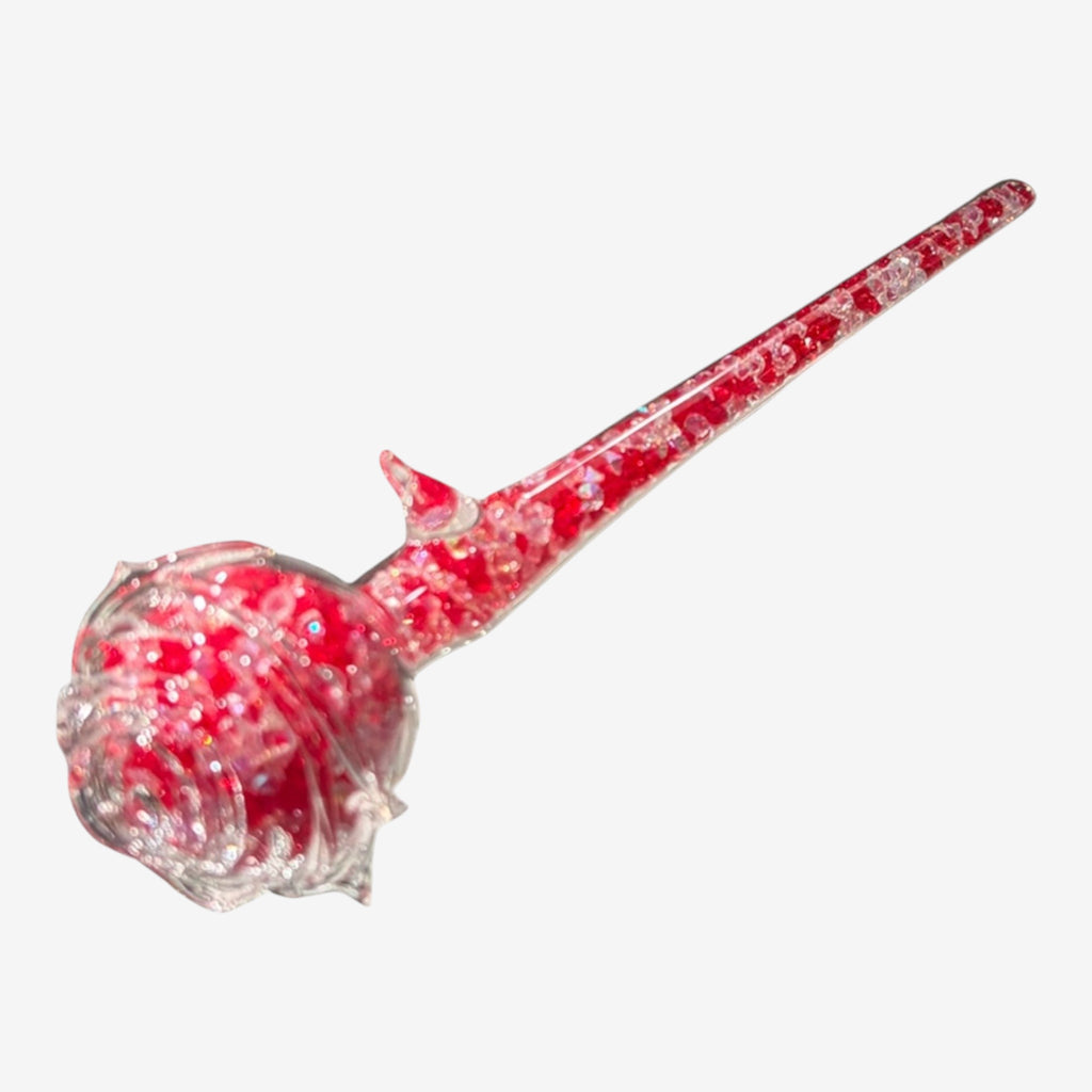 Once Upon Magic pipe à main en verre transparent en forme de rose avec paillettes rouges scintillantes. Design floral détaillé.