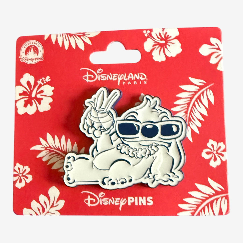 Pin's Disneyland Paris Stitch Hawaïen, blanc, avec lunettes de soleil et collier de fleurs, sur fond rouge fleuri.