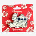 Pin's Disneyland Paris Stitch Hawaïen, blanc, avec lunettes de soleil et collier de fleurs, sur fond rouge fleuri.