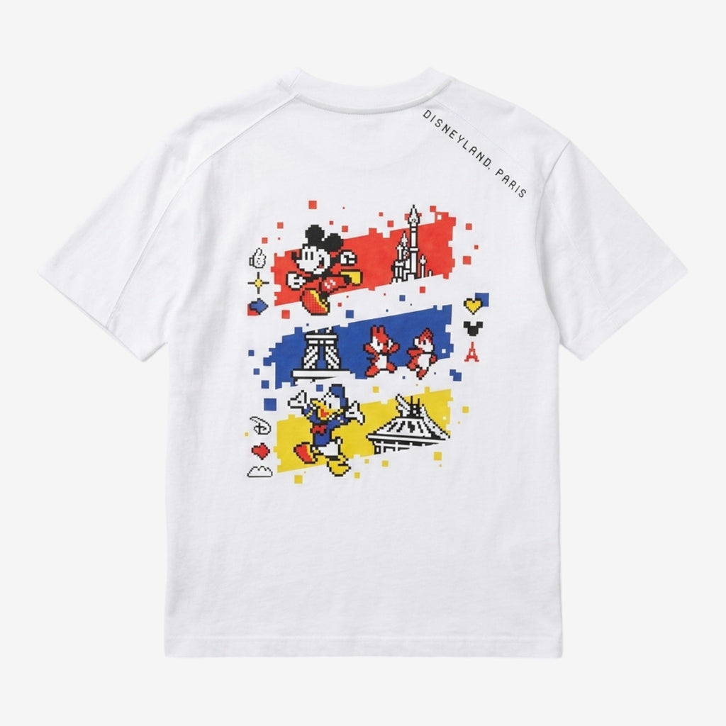 T-shirt blanc exclusif Disneyland Paris avec un design pixel art 8-bit de Donald Duck, Mickey et des monuments du parc. Coton.