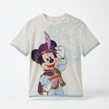 T-shirt enfant blanc cassé Once Upon Magic avec Mickey en tenue royale violette et dorée, devant une horloge stylisée. Manches courtes avec bordure bleu pâle.
