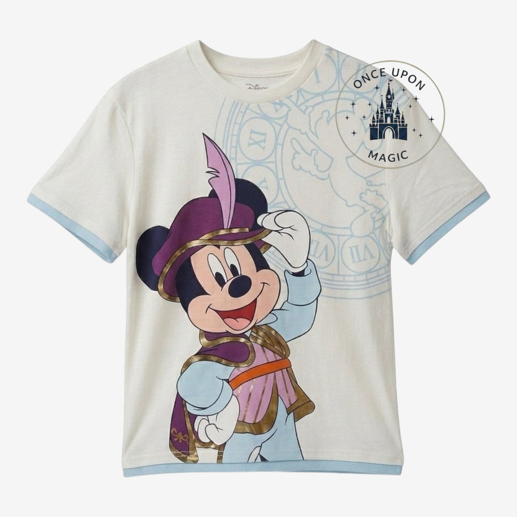 T-shirt enfant blanc cassé Once Upon Magic avec Mickey en tenue royale violette et dorée, devant une horloge stylisée. Manches courtes avec bordure bleu pâle.