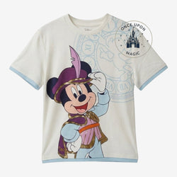 T-shirt enfant blanc cassé Once Upon Magic avec Mickey en tenue royale violette et dorée, devant une horloge stylisée. Manches courtes avec bordure bleu pâle.
