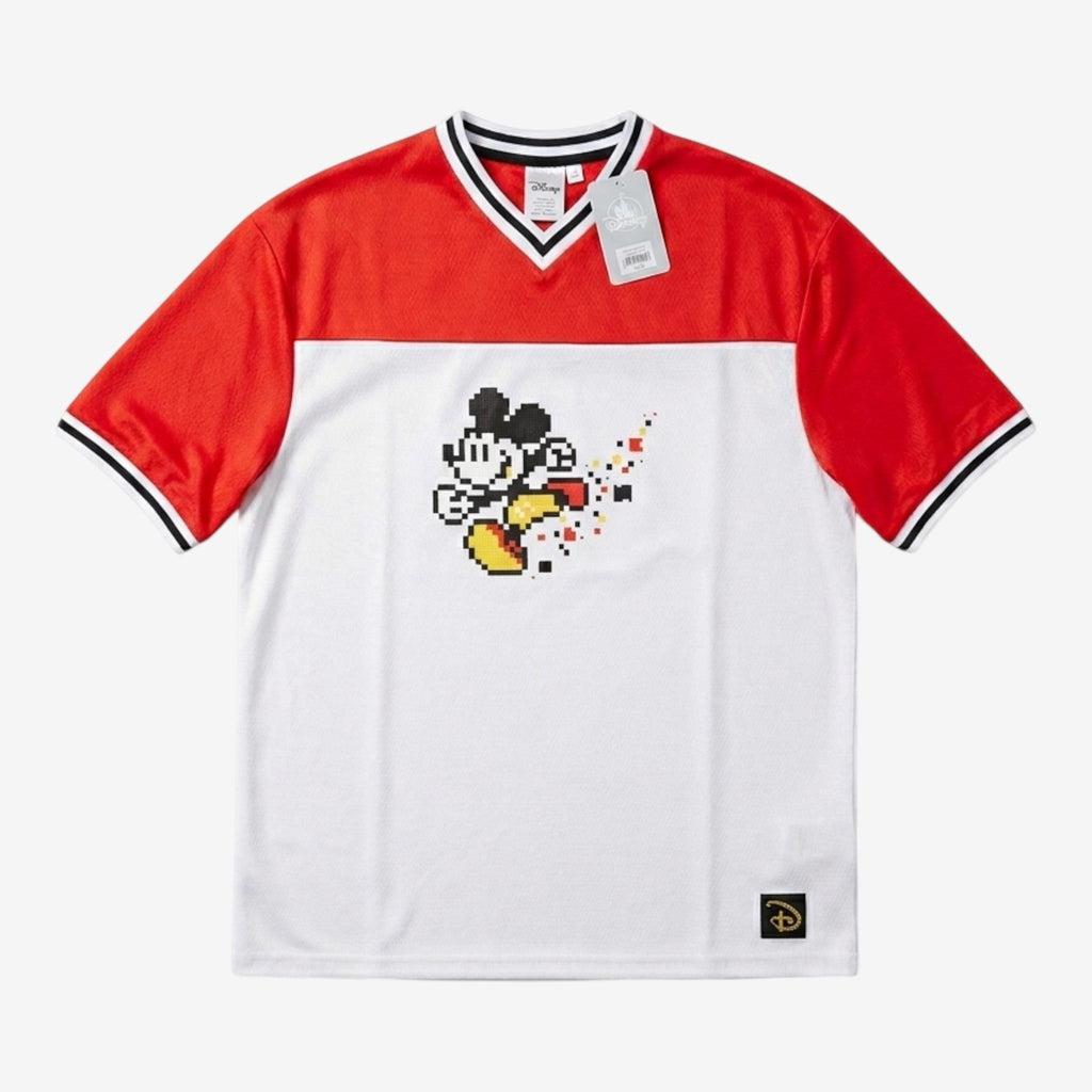 T-shirt blanc et rouge à col en V avec Mickey Mouse en pixel art sur le devant. Finitions contrastantes noires et blanches sur les manches et le col. Exclusivité Disneyland Paris.