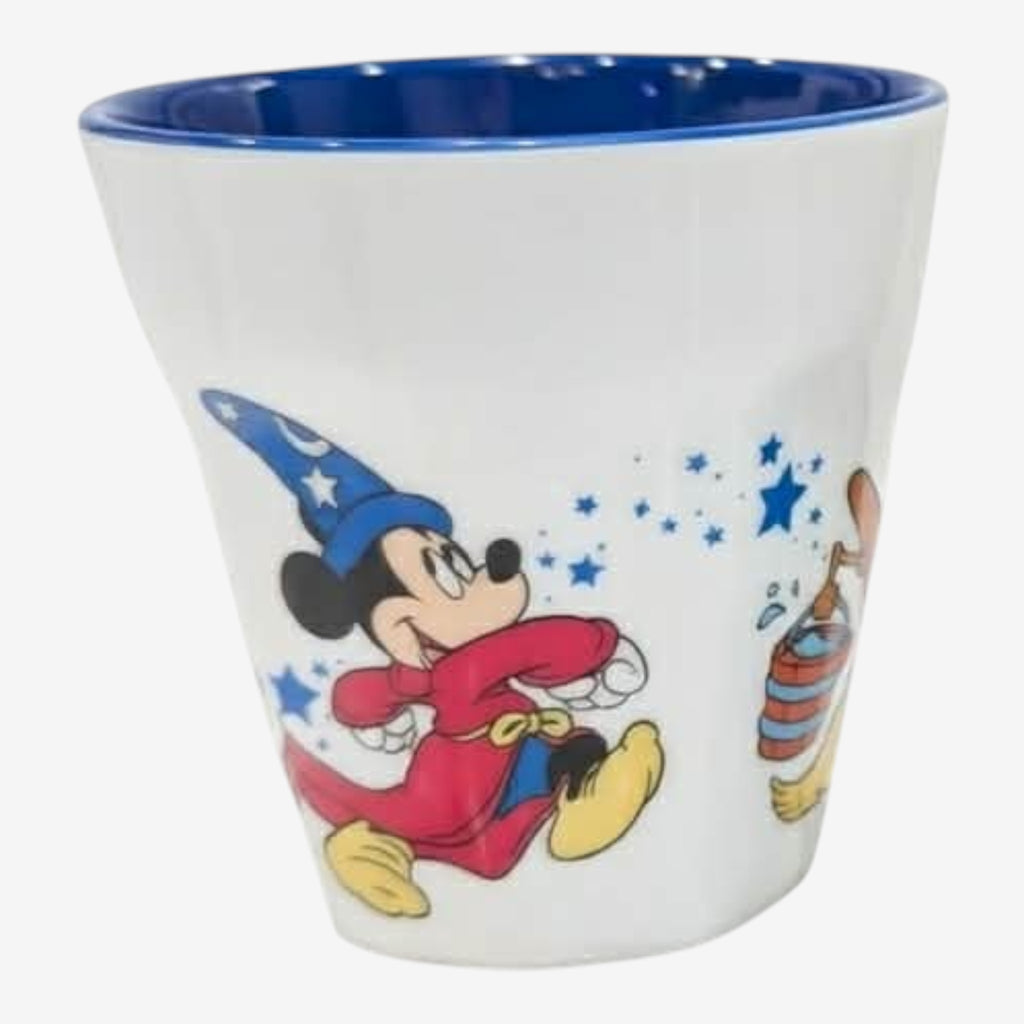 Verre en mélamine blanc avec Mickey l’Apprenti Sorcier et des étoiles bleues. Bord intérieur bleu. Once Upon Magic.
