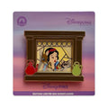 Schneewittchen-Pin Disneyland Paris in Fensterform mit Waldtieren auf rosa-violetter Karte mit Hinweis „Édition limitée 800 exemplaires“, vor weißem Hintergrund fotografiert.