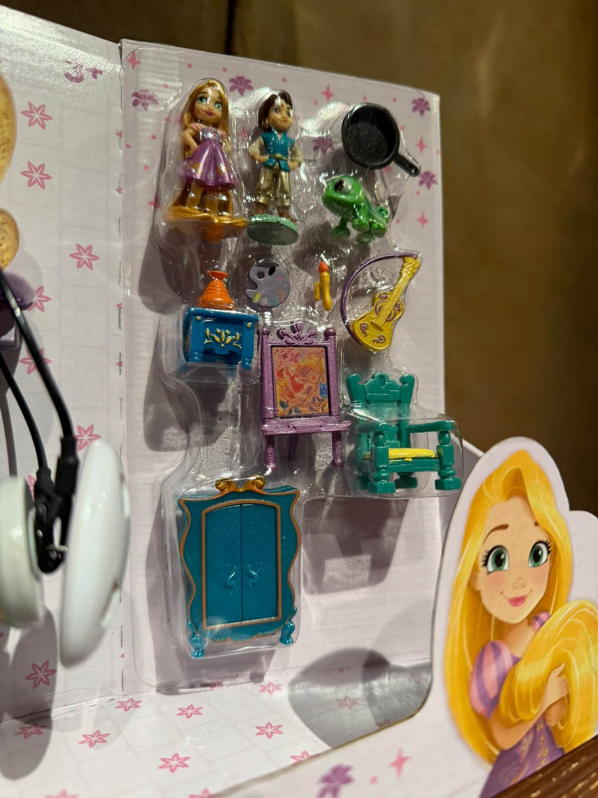 Micro-playset Tour de Raiponce Disney Once Upon a Story – détail des figurines et accessoires – photo En flânant à DLP