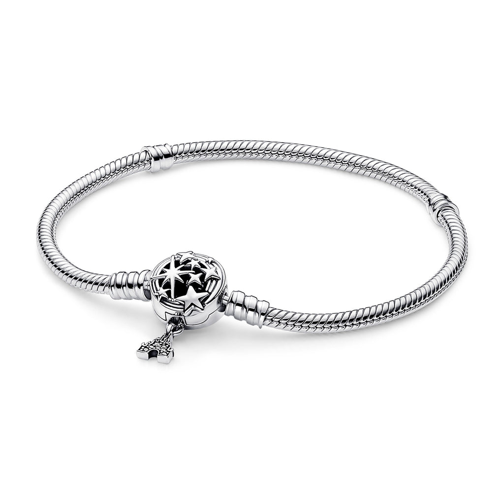 Bracelet Pandora Shooting Star en argent, vue d’ensemble avec fermoir étoilé et château pendant