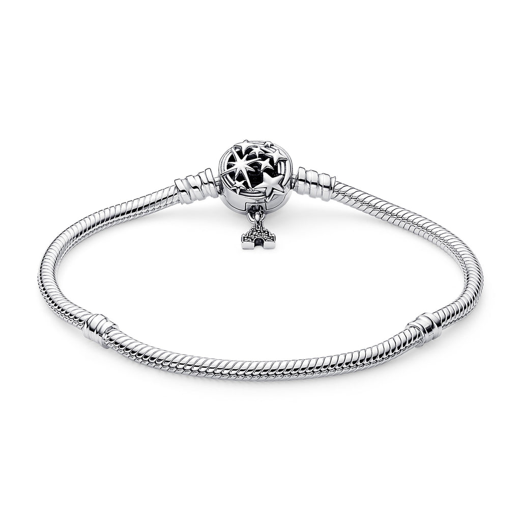 Bracelet Pandora Shooting Star en argent, vue de face du fermoir ajouré et du château Fantasyland
