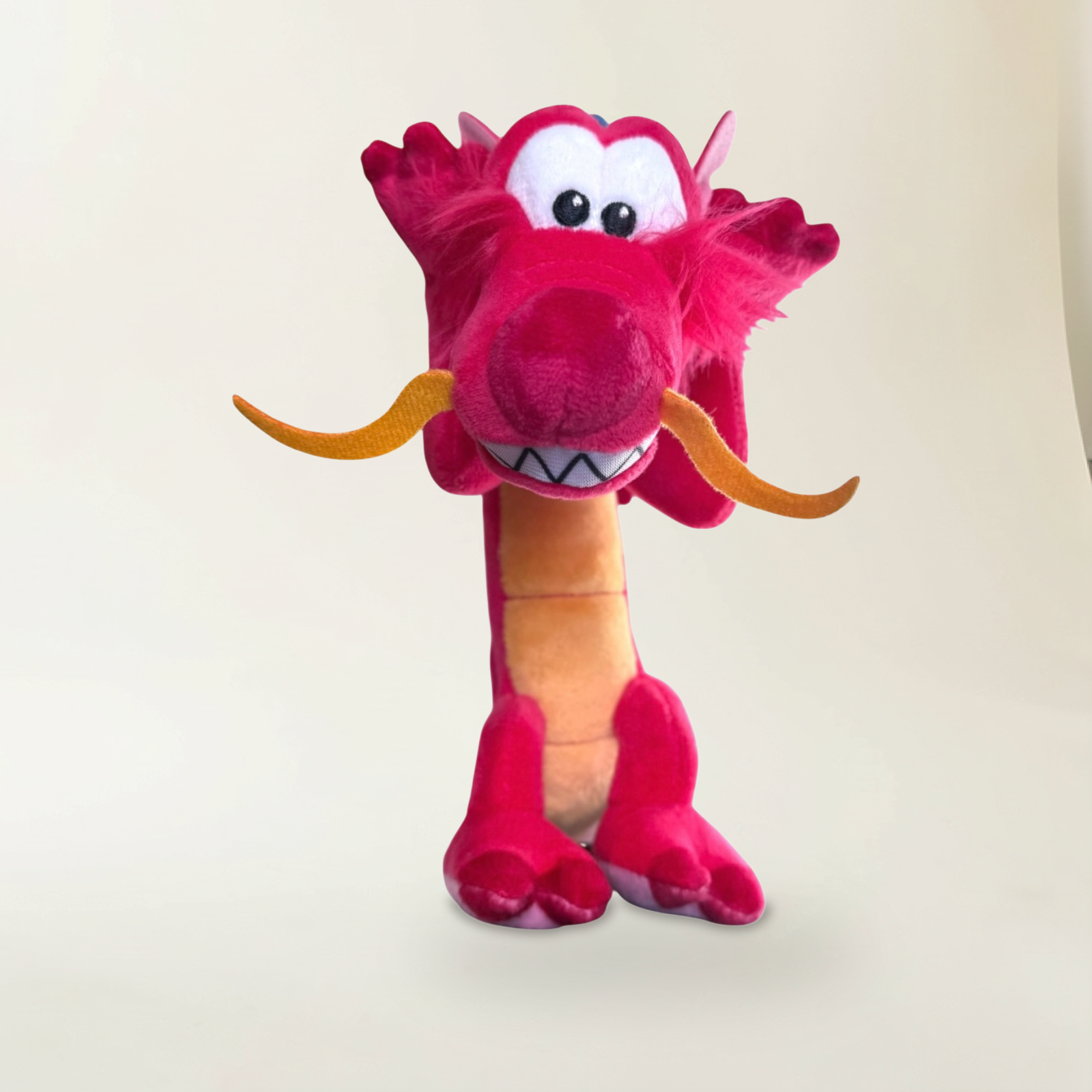 Peluche d’épaule Mushu – vue de face détaillée
