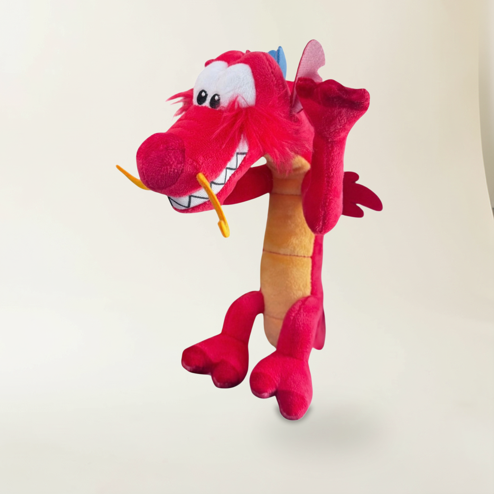 Peluche d’épaule Mushu – vue trois-quarts gauche
