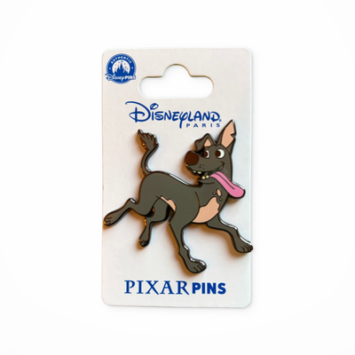 Pin Dante – Coco – Disneyland Paris sur sa carte officielle, photographié sur fond studio blanc