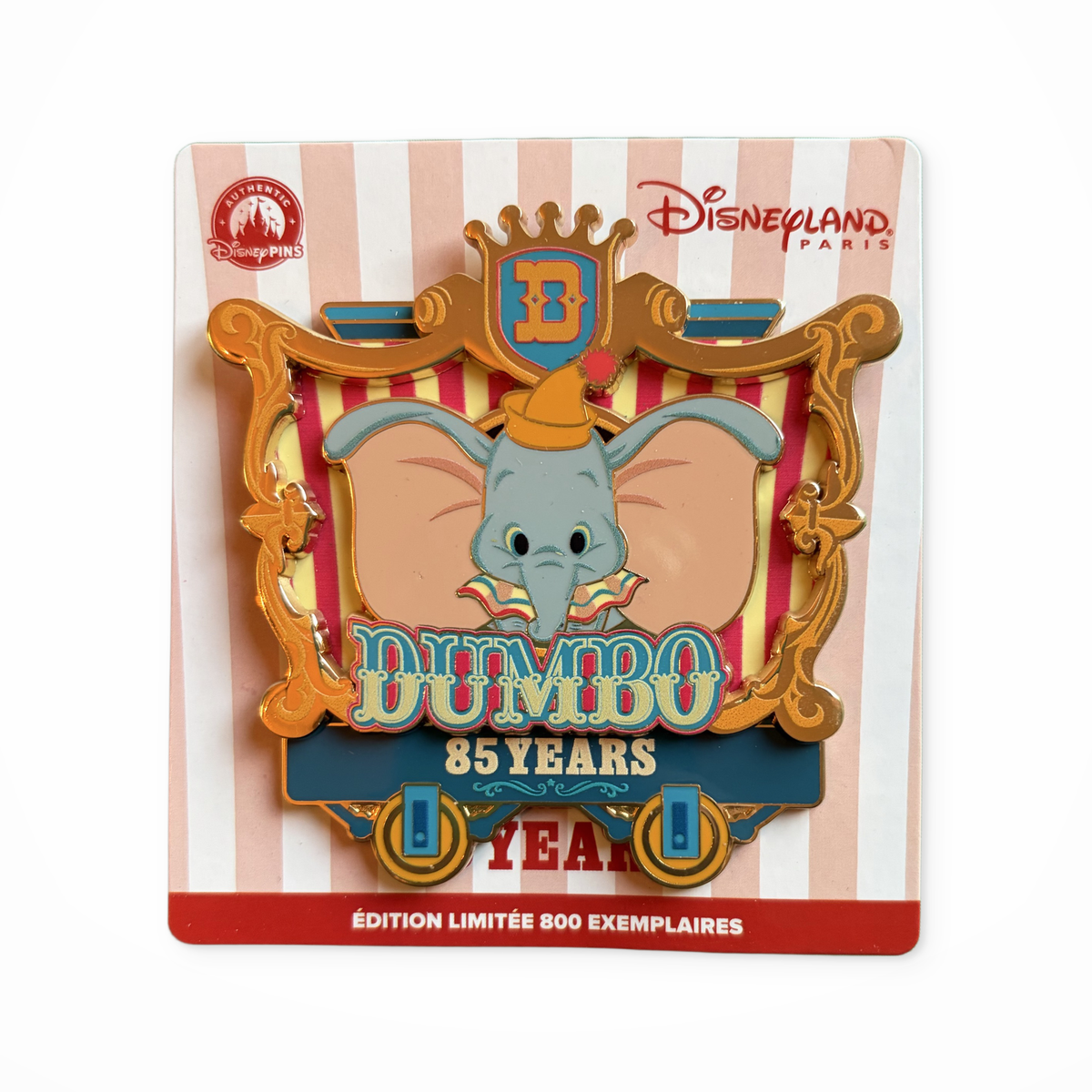 Pin Dumbo 85e anniversaire – édition limitée 800 – Disneyland Paris sur fond studio blanc