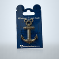 Pin Mickey en forme d’ancre Disney Newport Bay Club sur sa carte – photo studio