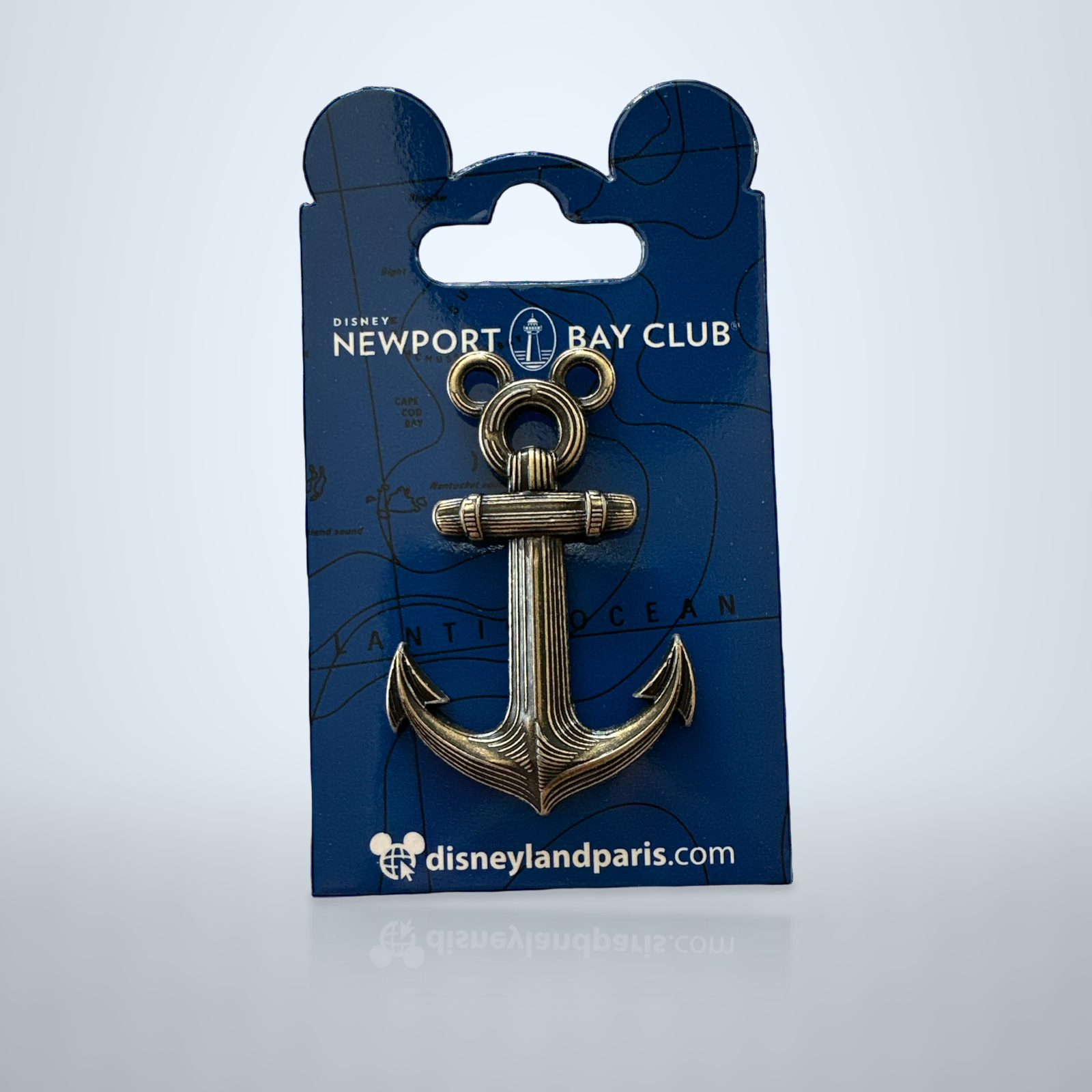 Pin Mickey en forme d’ancre Disney Newport Bay Club sur sa carte – photo studio