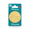 Pin Mickey Mouse Médaille 2026 doré sur carte Disney Pins – Disneyland Paris