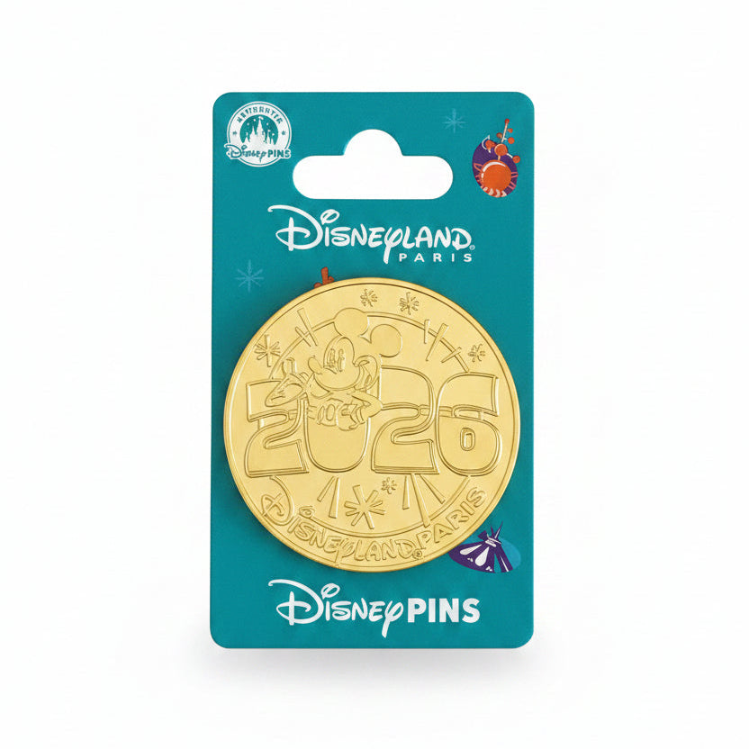 Pin Mickey Mouse Médaille 2026 doré sur carte Disney Pins – Disneyland Paris