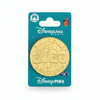 Pin Mickey Mouse Médaille 2026 doré sur carte Disney Pins – Disneyland Paris