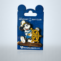 Pin Mickey marin Disney Newport Bay Club sur sa carte – photo studio