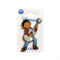 Pin Miguel avec sa guitare – Coco – Disneyland Paris sur fond studio blanc