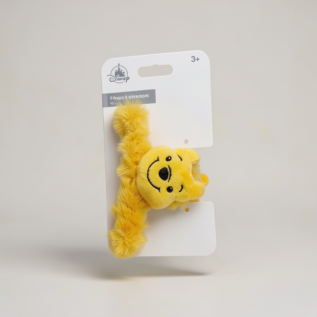 Pince à cheveux peluche Winnie Disneyland Paris – vue avant complète en studio