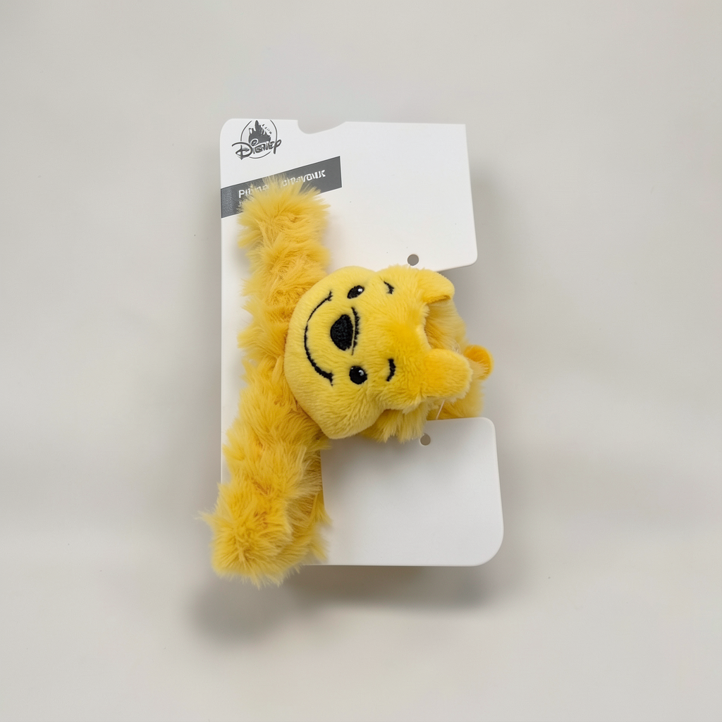 Pince à cheveux peluche Winnie Disneyland Paris – gros plan avant en studio
